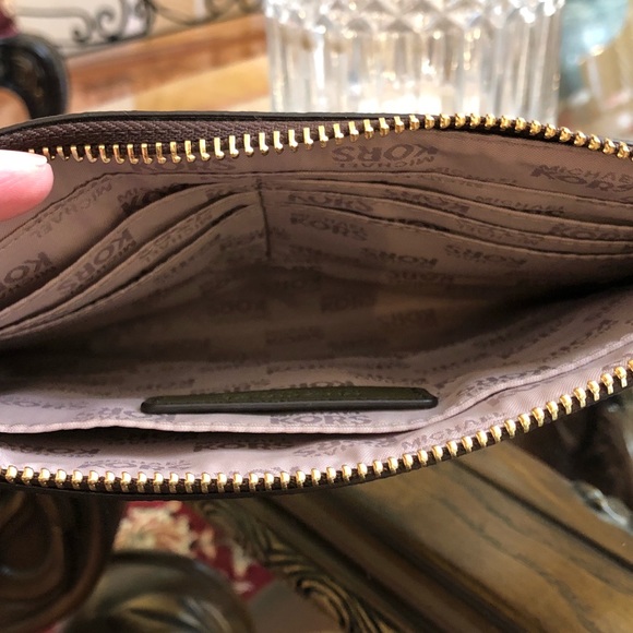 Michael Kors jet set travel monogramLG zip clutch - Picture 8 of 8